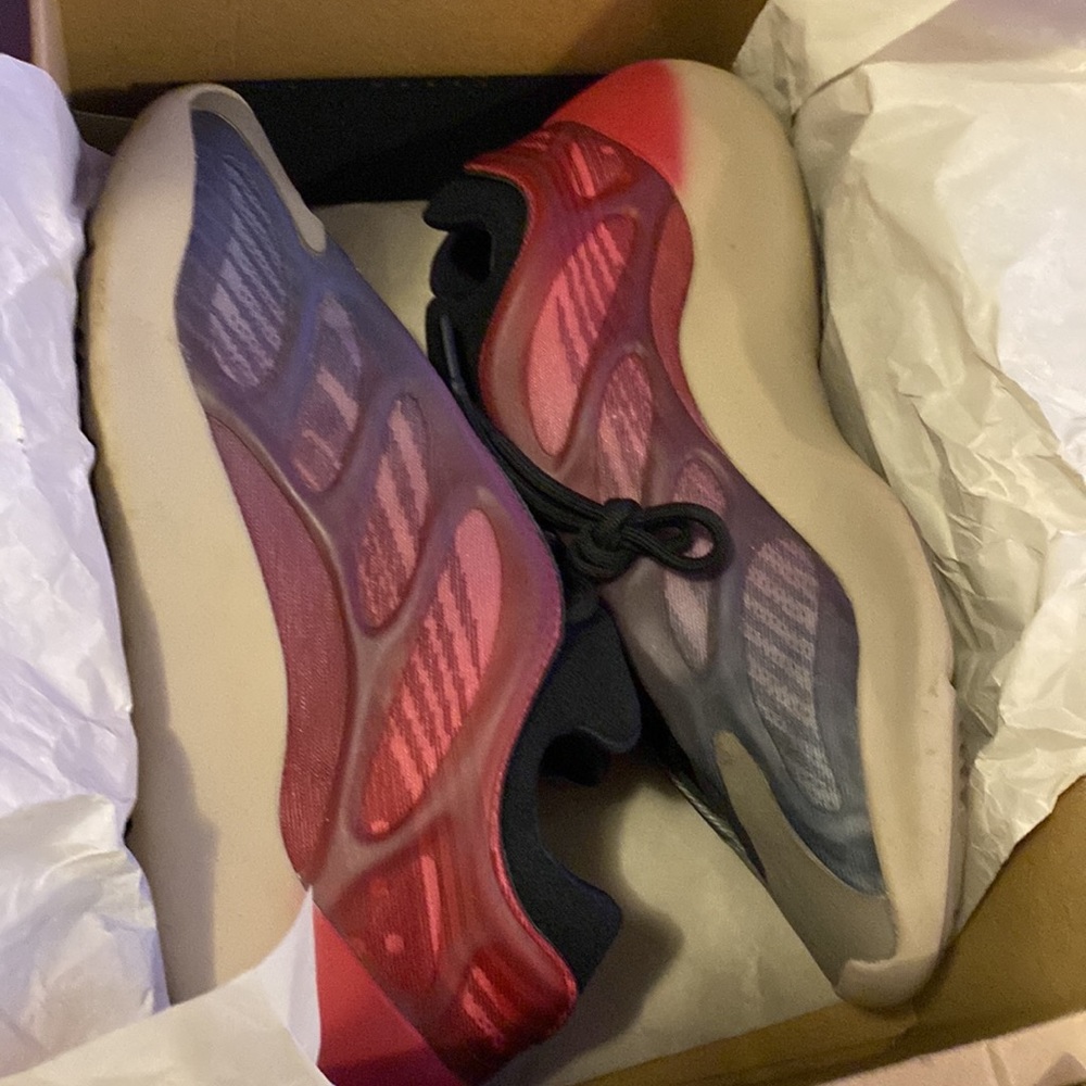 Yeezy 700 - Picture 5 of 7